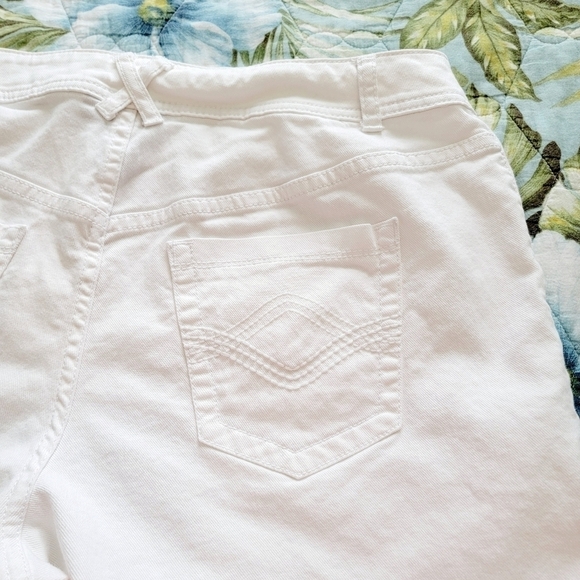 ๐ต 2 FOR $40 ๐ต LANE BRYANT WHITE DENIM SHORTS - Picture 5 of 10